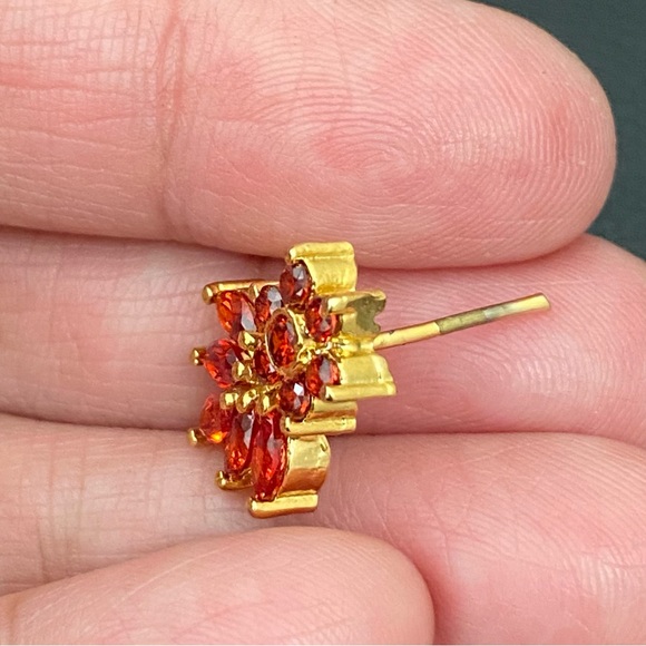 Unsigned Marquise CZ Gold-tone Flower Stud Earrings 4.8g - Picture 14 of 15